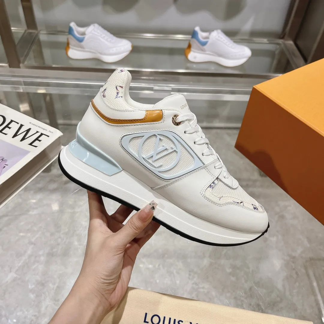 [L Family] P: 760💰Size 35-42 for women, 39-46 for men, (41.42 for women, 45.46 for men, customized) .LV Donkey Brand 🔥🔥LOUIS VUITTON Louis Vuitton's official website synchronizes the 2025 autumn and winter couple's models, which are now on the market, this Neo Run Away sneakers are inspired by running shoes, integrating LV's iconic must-have shoes into the trend. This version is a 1:1 replica of the original version. It is made of two-tone calfskin to highlight its simple lines and unique wedge outsole. Key details include the LV initials on the side and an engraved gold heel stabilizer on the back plus a 2cm hidden insole.